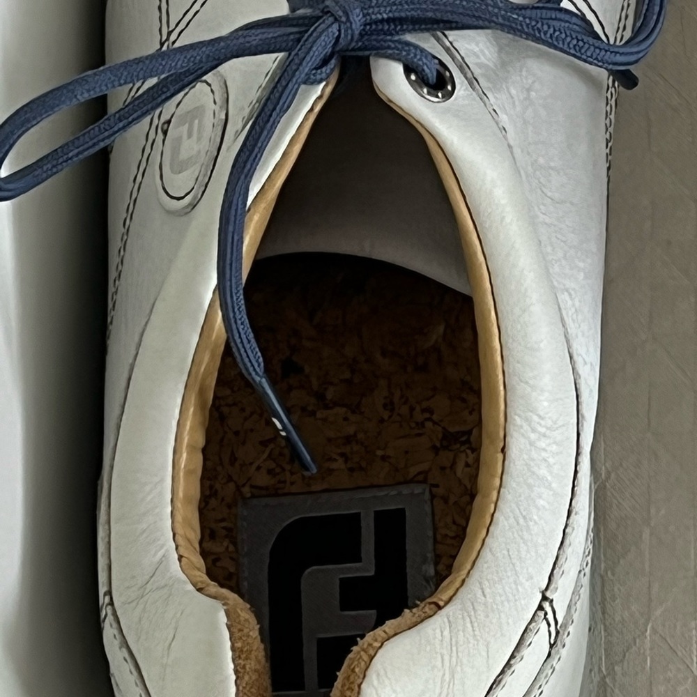 Mens size 11 Highy Quality VERSALUXE FOOT JOY spineless golf shoe all leather. - Picture 6 of 7